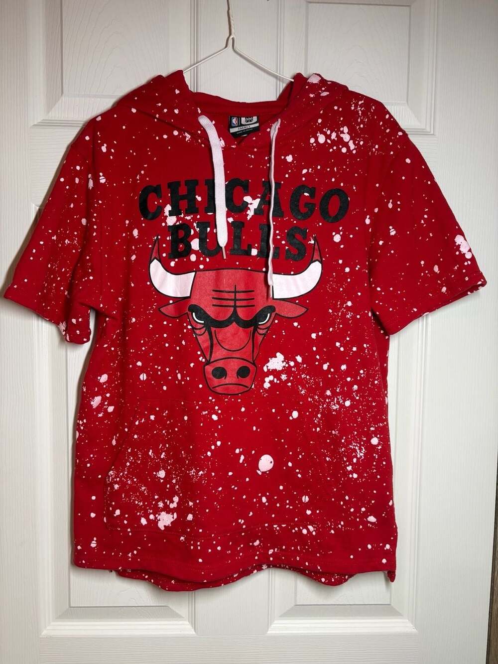NBA Chicago Bulls Short Sleeve Hoodie Red Paint Splatter Size Small